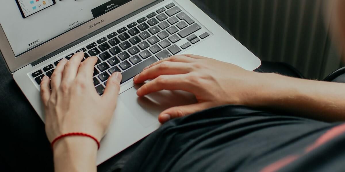 Man using Trackpad\'s Force Touch feature