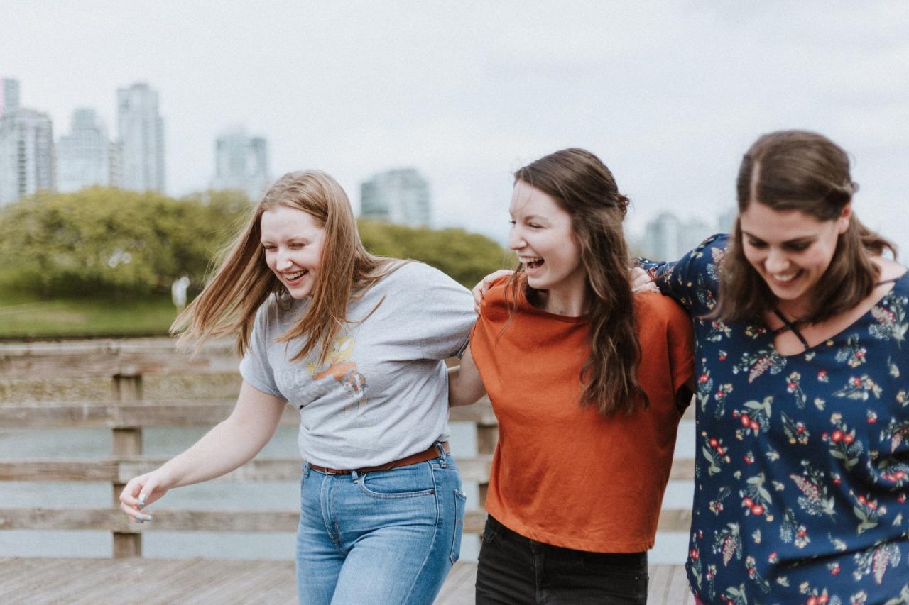 Women-socializing-and-having-fun